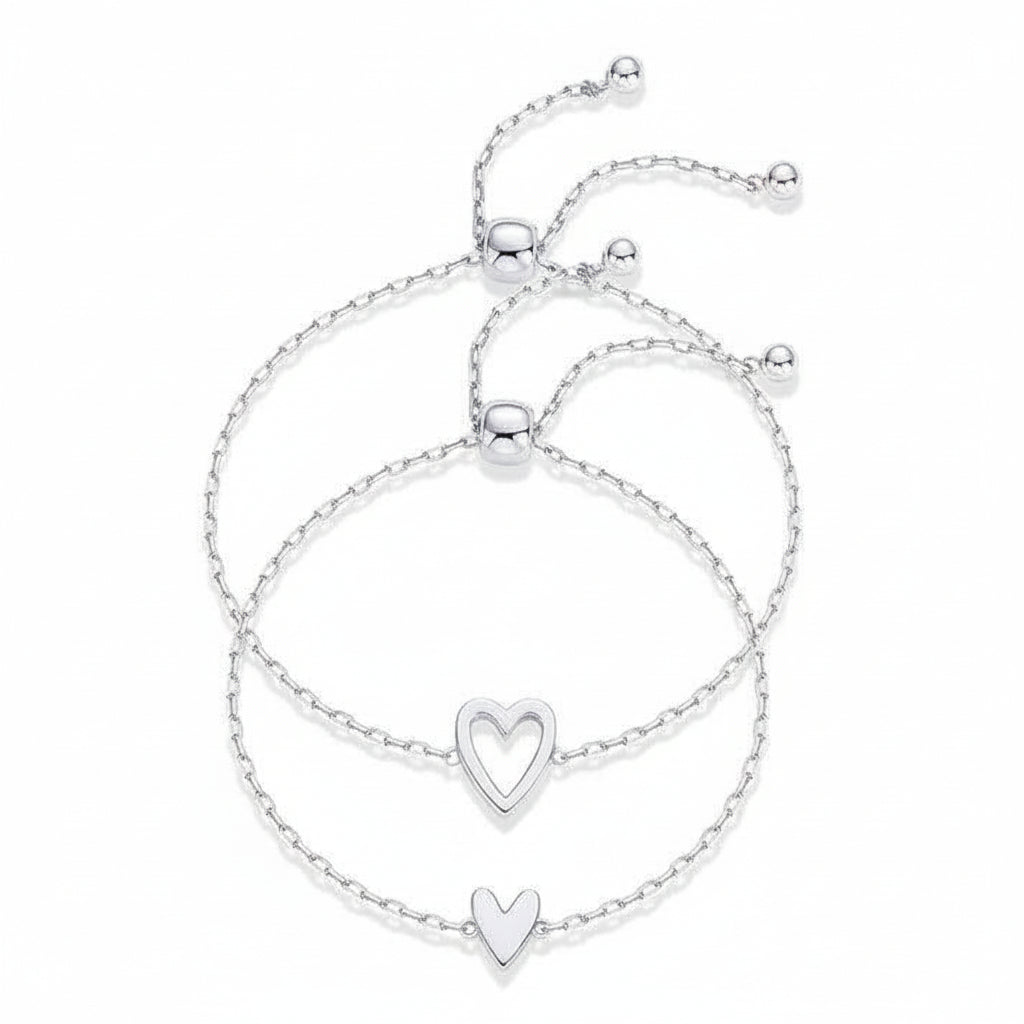Detalle de pulsera de cadena fina con corazón, ajustable. Joyería elegante unisex perfecta como regalo romántico.