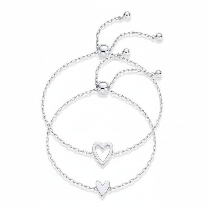 Detalle de pulsera de cadena fina con corazón, ajustable. Joyería elegante unisex perfecta como regalo romántico.