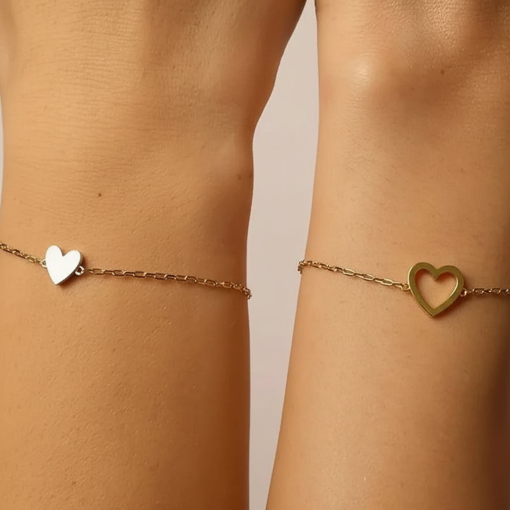 Primer plano de la pulsera de cadena de corazón ajustable. Joyería minimalista unisex en dorado/plateado para parejas.