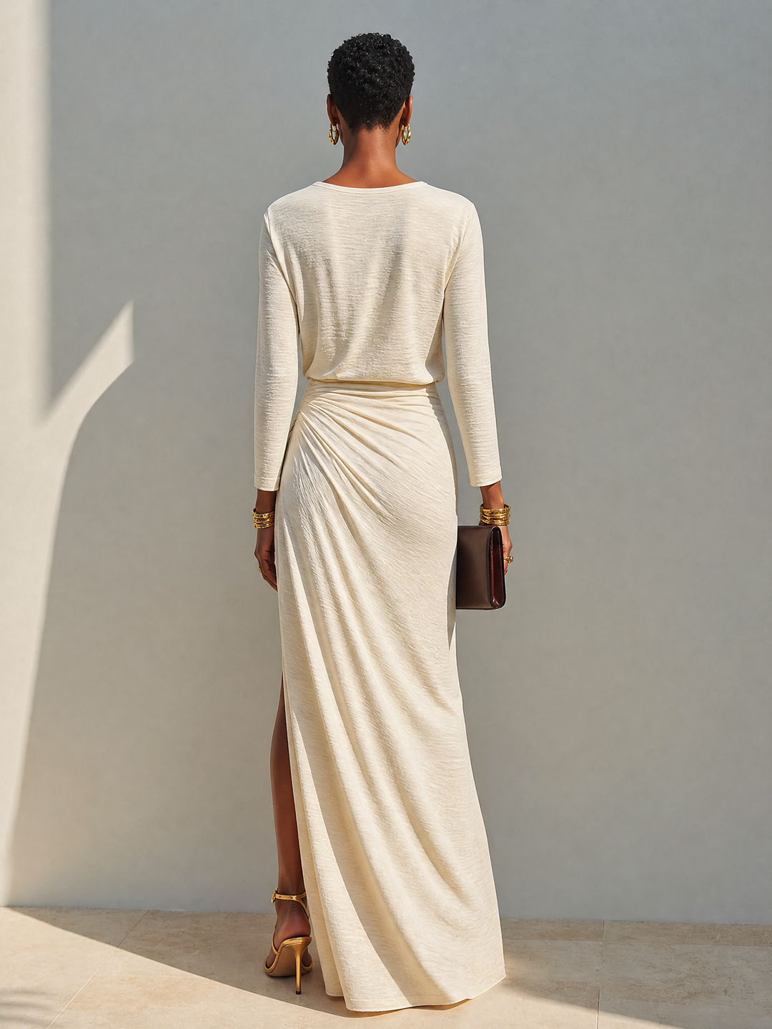 Modelo chic de vestido largo drapeado con abertura, perfecto para eventos de noche, verano o primavera.