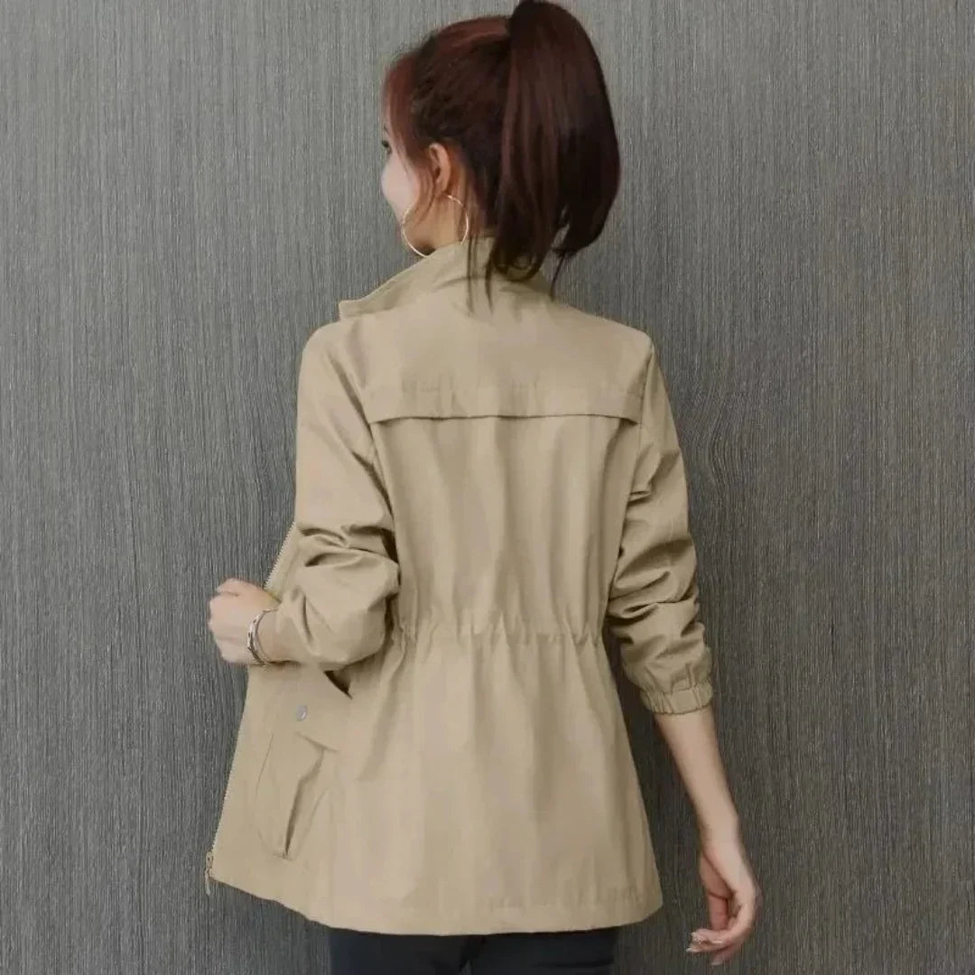 Abrigo de mujer formal y cálido para el invierno. Ropa exterior con estilo, perfecto para eventos.