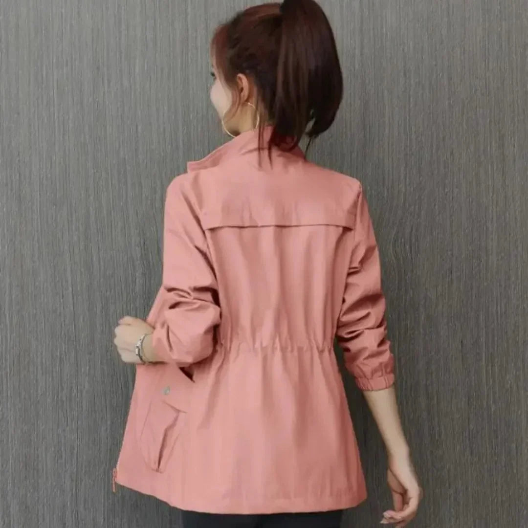 Abrigo de mujer con diseño elegante para el frío de invierno. Combina estilo y confort en ropa exterior.