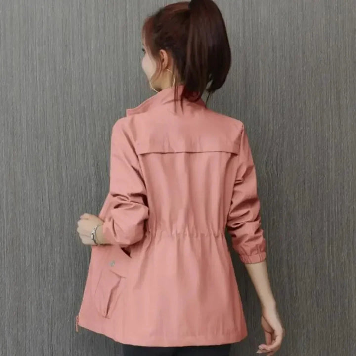 Abrigo de mujer con diseño elegante para el frío de invierno. Combina estilo y confort en ropa exterior.