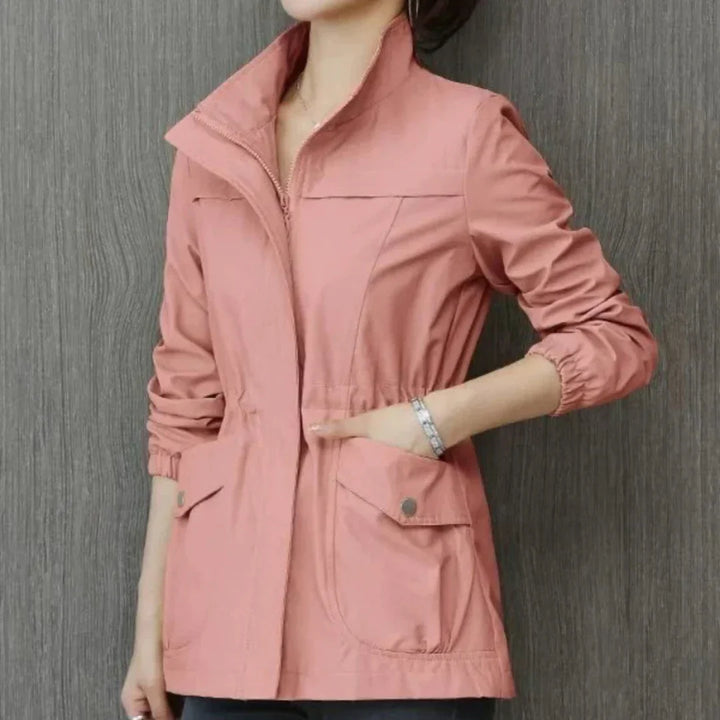 Abrigo femenino de moda para invierno. Ofrece calidez y un estilo elegante, adecuado para ropa casual.