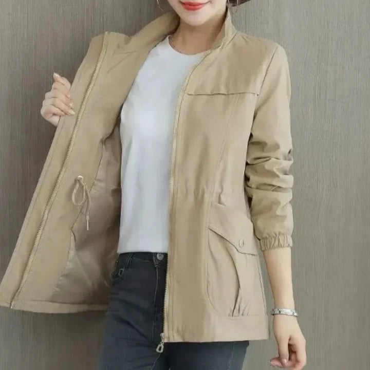 Abrigo elegante de invierno para mujer. Estilo y calidez, ideal para moda de otoño e invierno.