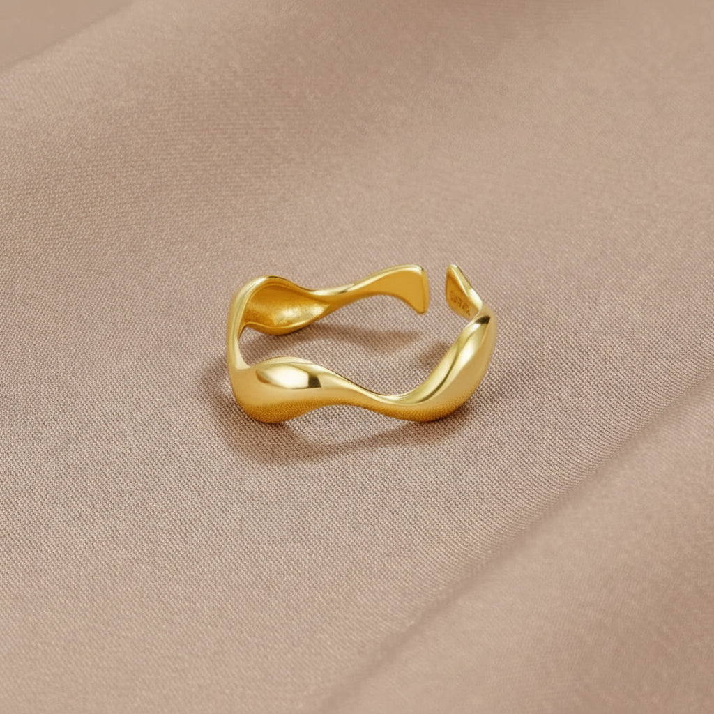 Anillo minimalista ajustable para mujer, diseño inspiración océano en plata. Joyería elegante y moderna.