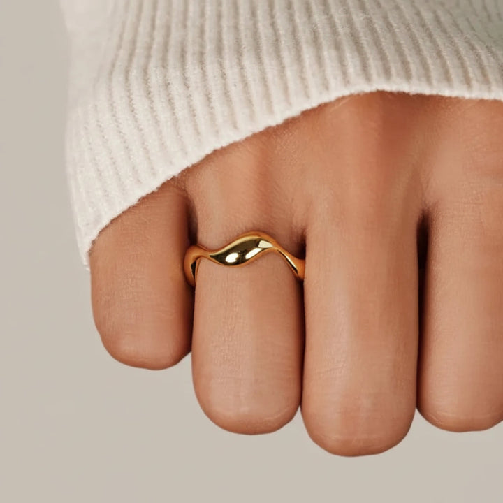 Elegante anillo ajustable para mujer con diseño de ola marina, ideal como regalo. Joyería minimalista.
