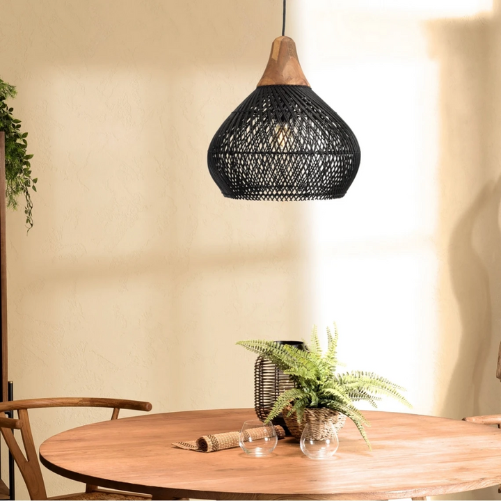 Lámpara colgante de ratán tejida a mano, estilo boho natural. Iluminación artesanal para decoración del hogar.