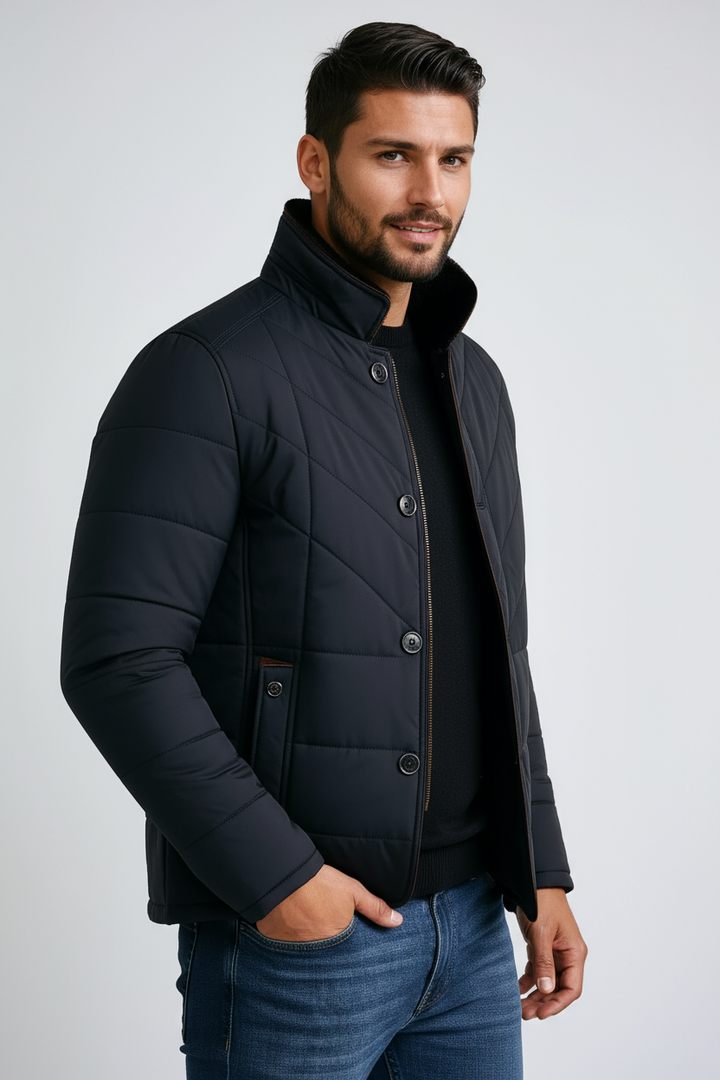 Hombre vistiendo chaqueta de invierno acolchada, con cuello alto y cremallera, moda masculina.