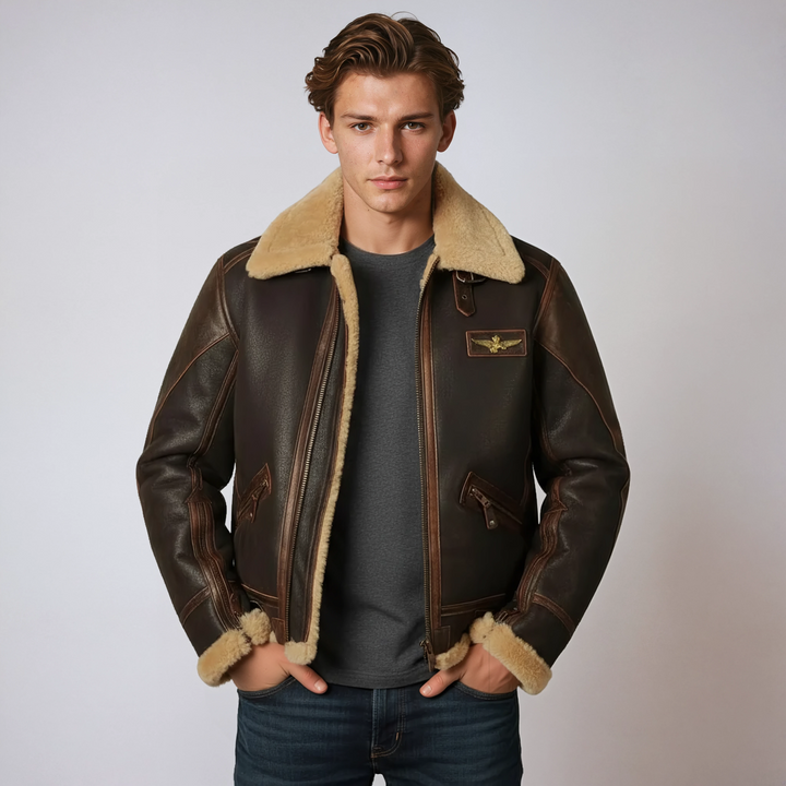 Cazadora piloto de hombre, marrón, cálida, con borreguito. Ideal para invierno y un estilo casual atemporal.