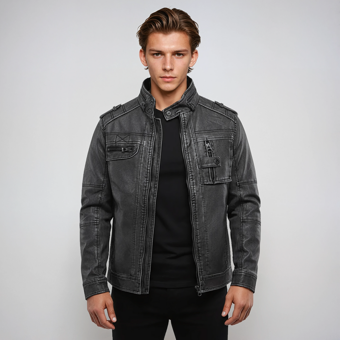 Cazadora vaquera corta negra de hombre con cremallera frontal, ideal para estilo urbano y moda casual.