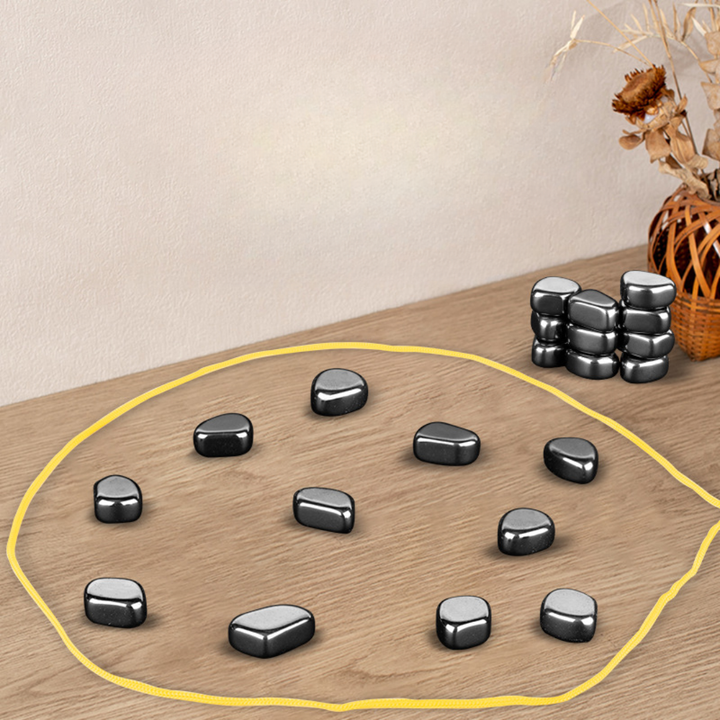 Primer plano de piezas magnéticas del juego de estrategia. Un reto divertido para mejorar habilidades cognitivas y la agilidad mental.