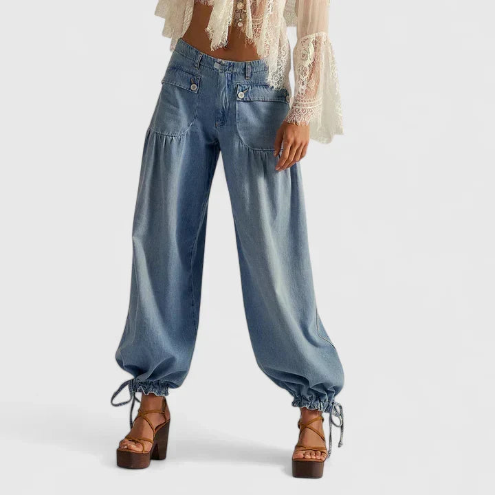 Pantalón bohemio de mujer con pliegues y bolsillos anchos, ideal para un estilo casual y cómodo.