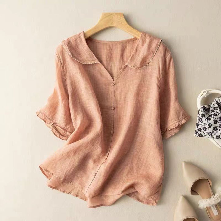 Blusa básica de mujer con cuello y botones, top camisero cómodo perfecto para un look casual de verano.