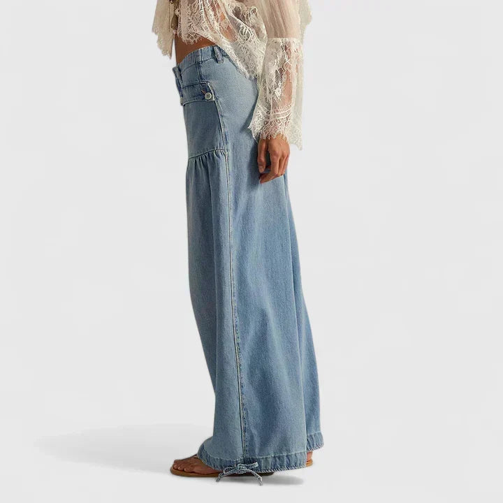 Detalle de los pliegues y bolsillos anchos del pantalón bohemio de mujer, destacando su moda femenina.