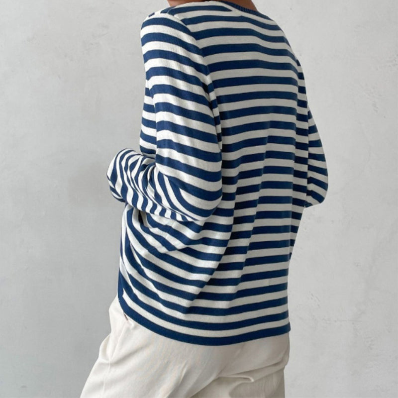 Suéter casual elegante de mujer, ideal para invierno, combina comodidad y estilo sofisticado.