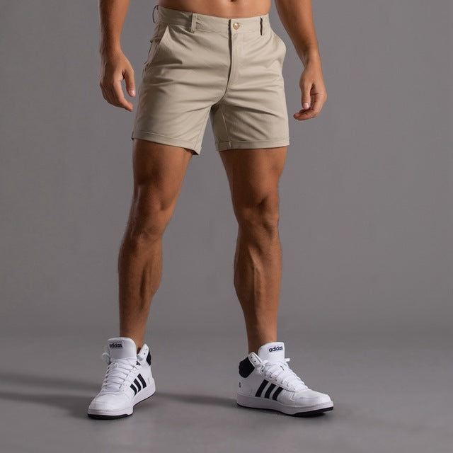 Pantalón corto ajustado de hombre para verano, estilo casual y fresco. Ideal para moda masculina.
