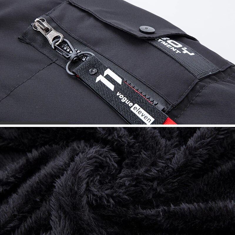 Detalle de capucha de abrigo de invierno para hombre. Protección robusta y estilo en ropa exterior masculina.