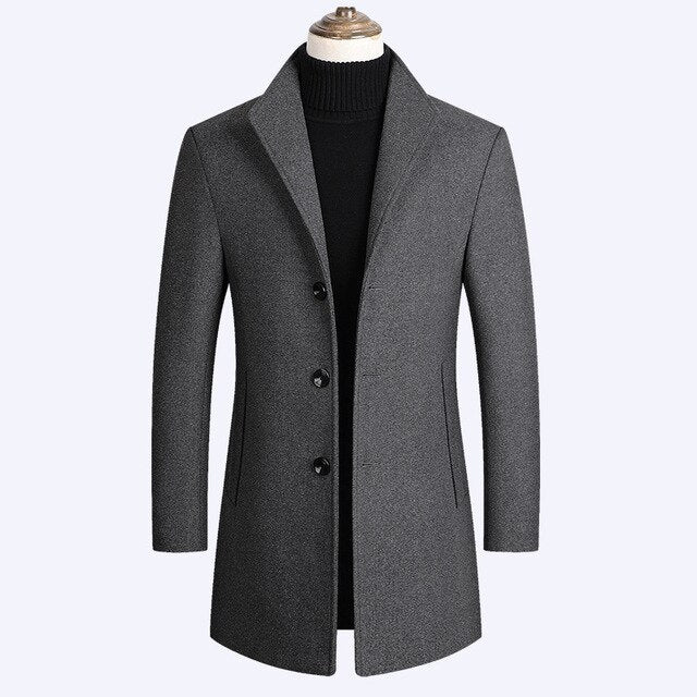 Chaqueta acolchada de hombre con botones. Abrigo cálido y casual elegante para invierno.