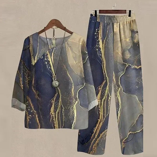 Moda de verano: conjunto floral elegante para mujer, blusa y pantalón recto con diseño moderno y fresco.