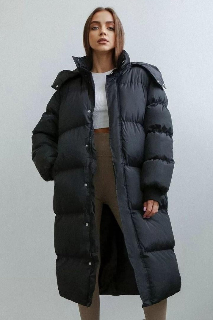Abrigo acolchado oversize de mujer con capucha, botones y diseño maxi. Ropa de abrigo elegante y cálida para invierno.