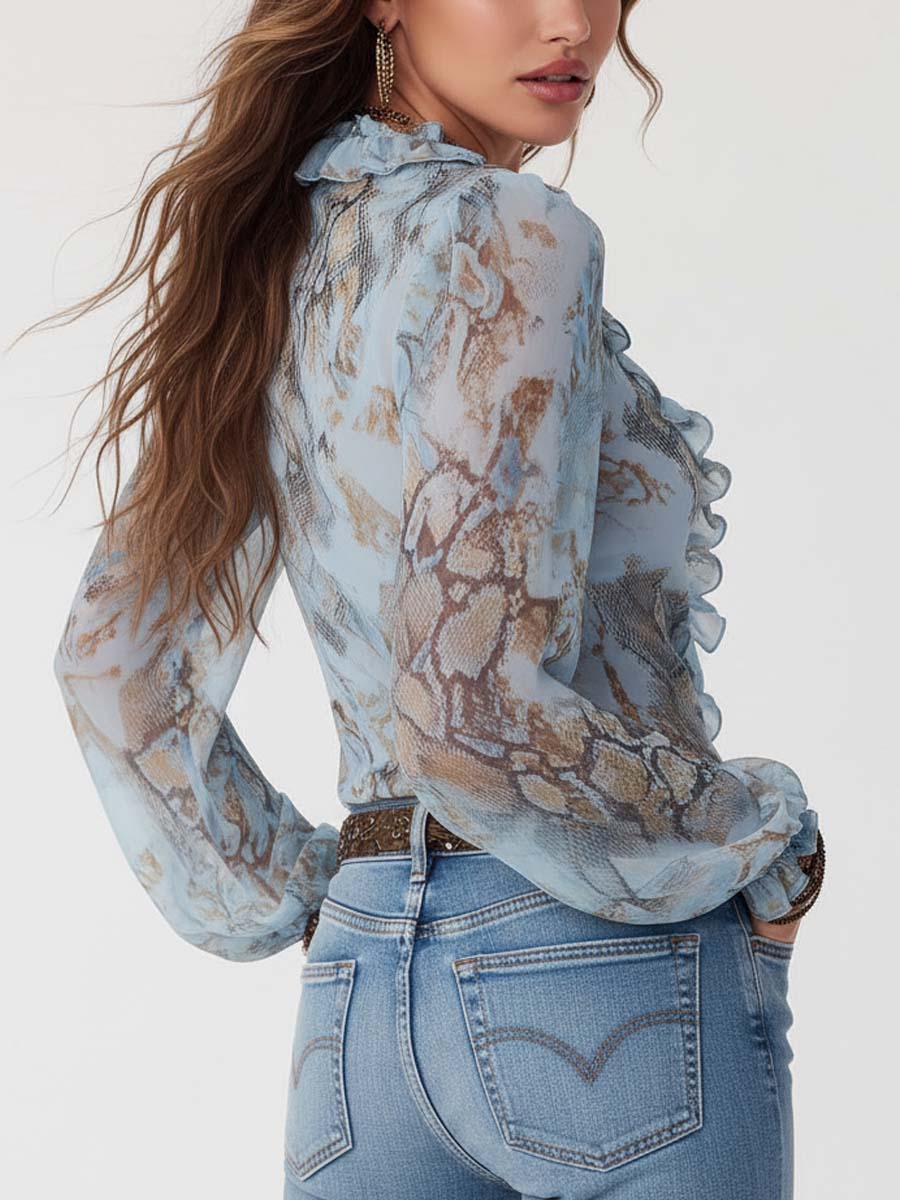 Blusa azul elegante con estampado serpiente, cuello V y manga larga para mujer. Ideal para noche.