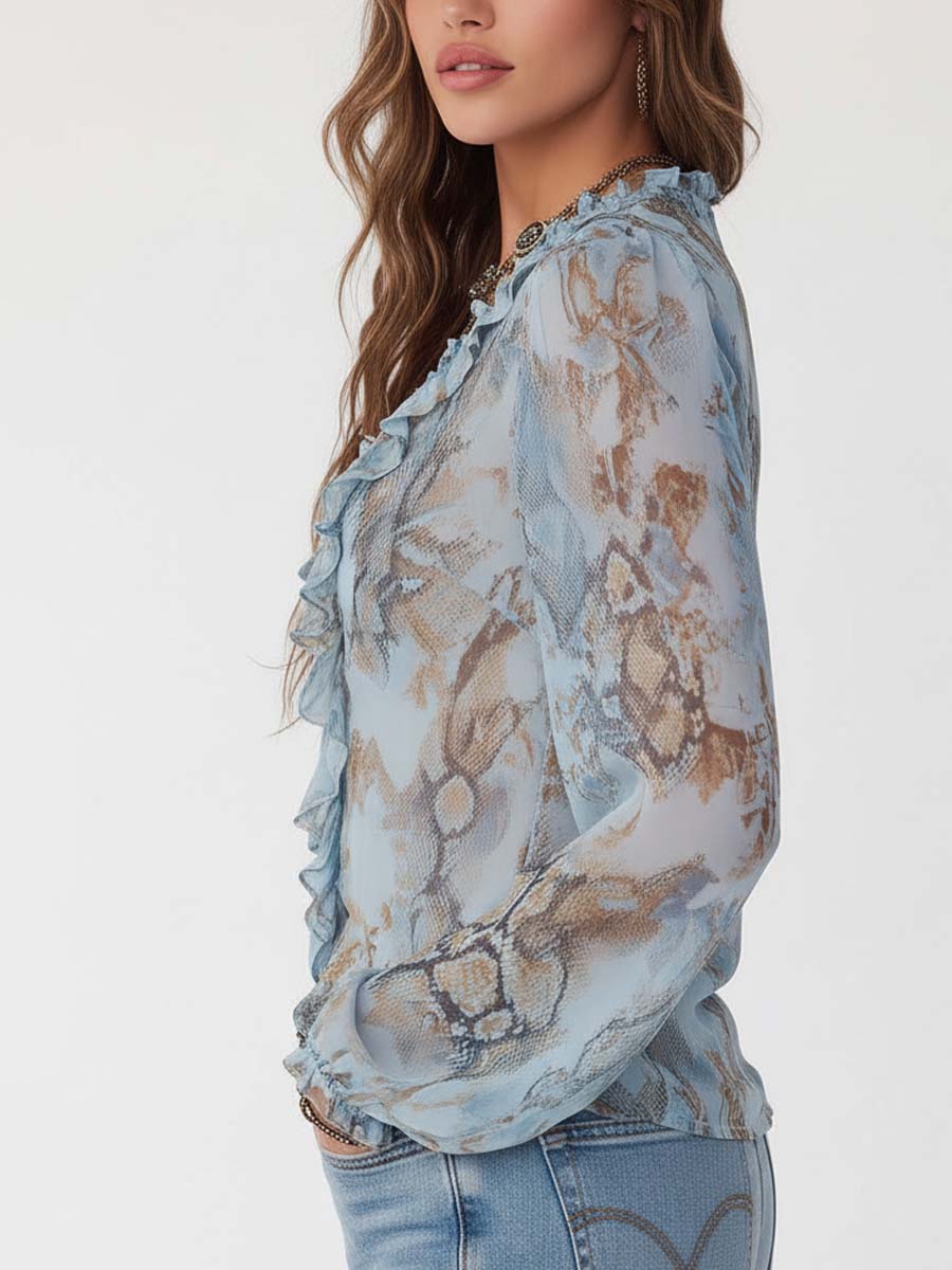 Blusa de moda femenina azul con estampado de serpiente, cuello V y mangas largas. Estilo actual.