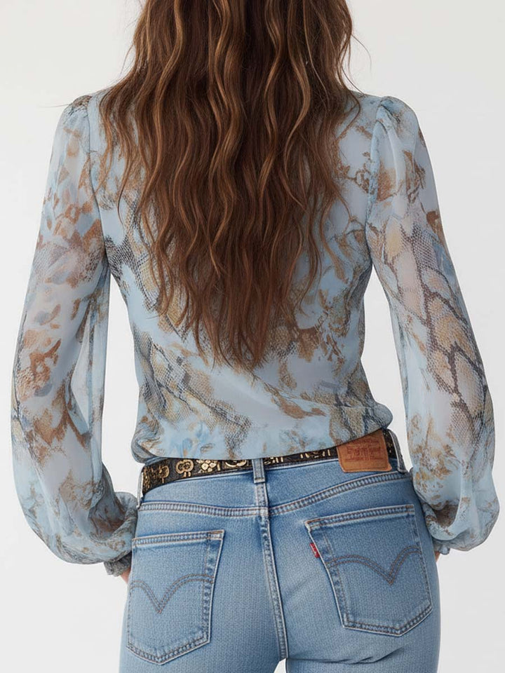 Blusa de mujer azul con estampado serpiente, cuello V y manga larga. Perfecta para primavera-verano.