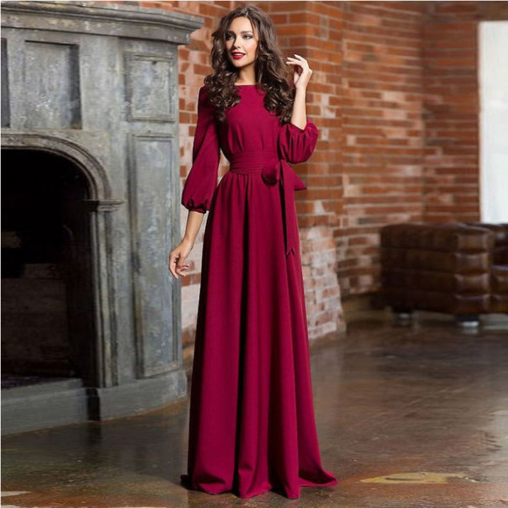 Modelo luciendo un vestido de mujer formal y sofisticado con mangas largas para gala y evento de invierno.
