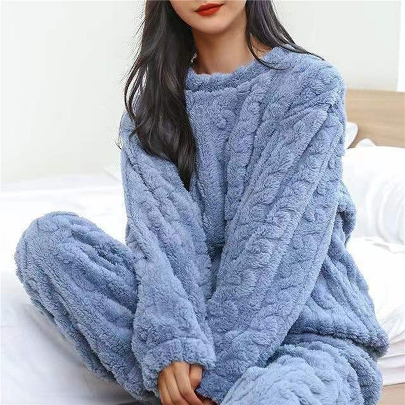 Pijama de fleece ultra suave para mujer. Ideal para calidez en invierno y momentos de relax en casa.