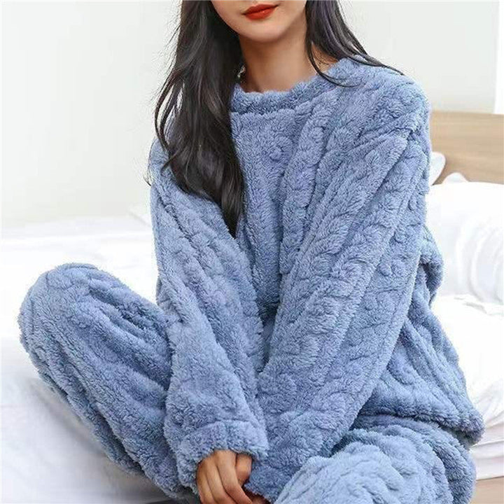 Pijama de fleece ultra suave para mujer. Ideal para calidez en invierno y momentos de relax en casa.