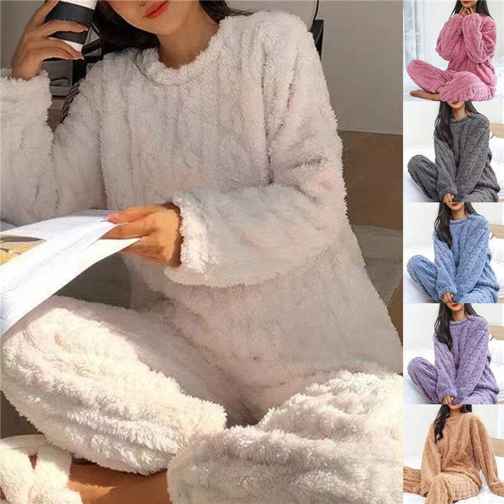 Conjunto de pijama de mujer en fleece súper suave y cálido. Perfecto para noches de descanso invernales.