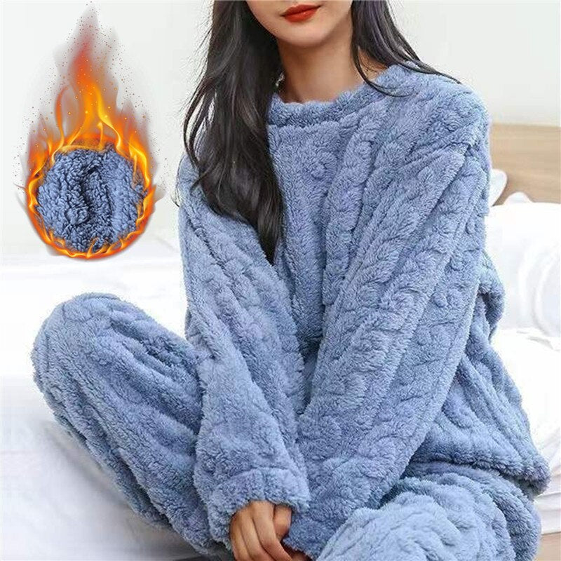 Pijama de descanso para mujer, de tejido fleece acogedor. Ofrece máximo confort y relax nocturno en el hogar.
