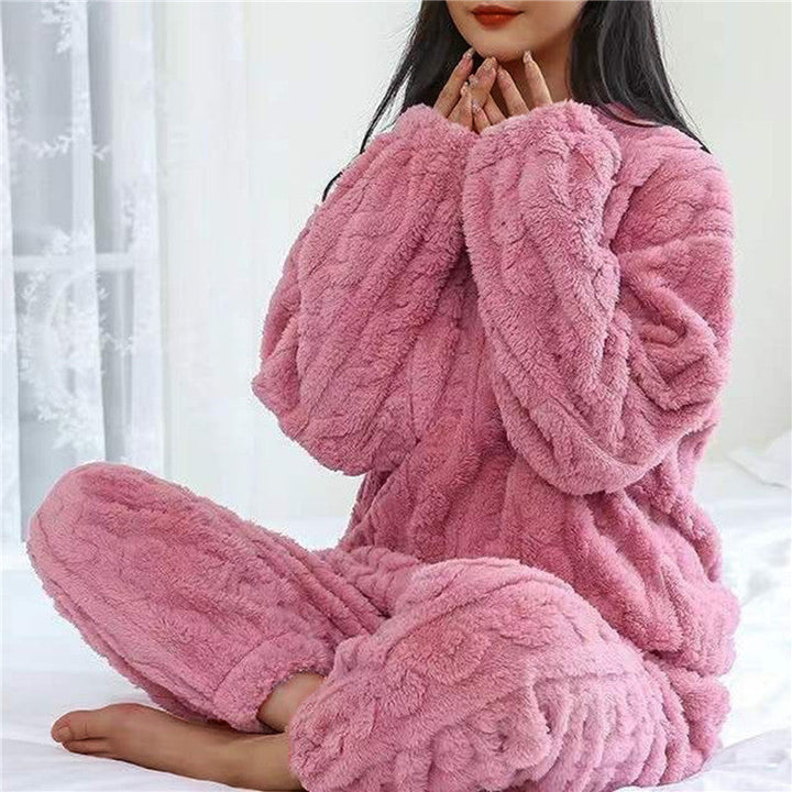 Mujer sonriente y relajada con pijama de fleece cálido. Disfrutando del máximo confort en el hogar.