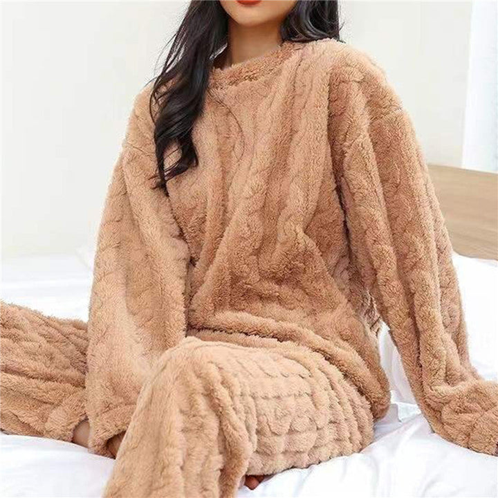 Pijama de mujer de fleece suave y esponjoso, listo para usar. Ofrece calidez y relax para la temporada invernal.