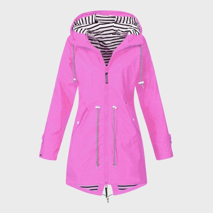 Chaqueta de moda impermeable para mujer, comodidad y estilo en lluvia.