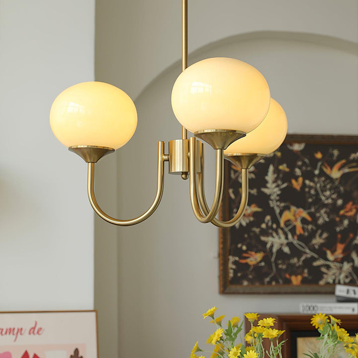 Iluminación de sala con araña Alora Marshmallow, diseño moderno, cristal rosa y dorado.