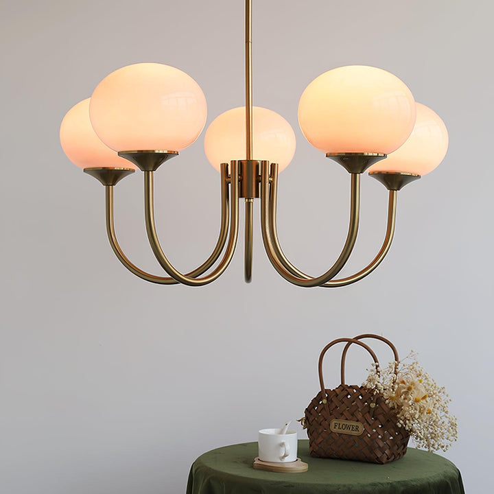 Diseño interior: araña Alora Marshmallow con cristal rosa y dorado, para un ambiente sofisticado.