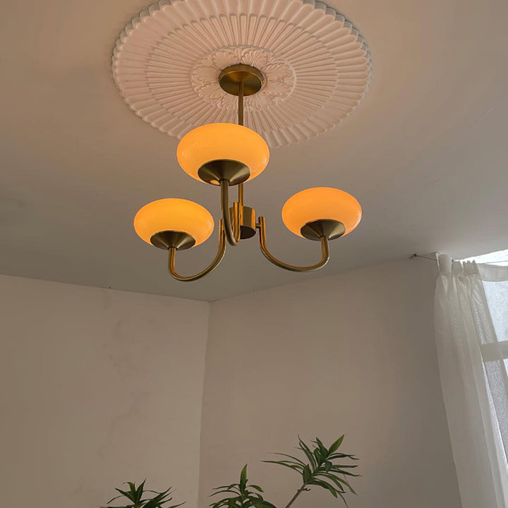 Lámpara de techo Alora Marshmallow, rosa y dorado, perfecta para decoración moderna.