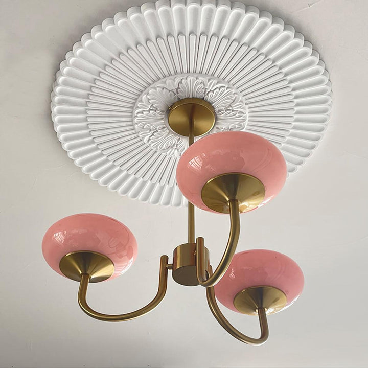Araña de techo Alora Marshmallow que combina cristal rosa y dorado para una iluminación única.