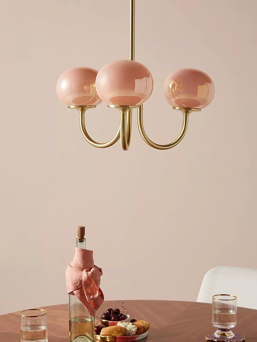 Iluminación de lujo: araña Alora Marshmallow, cristal rosa y dorado para cualquier estancia.