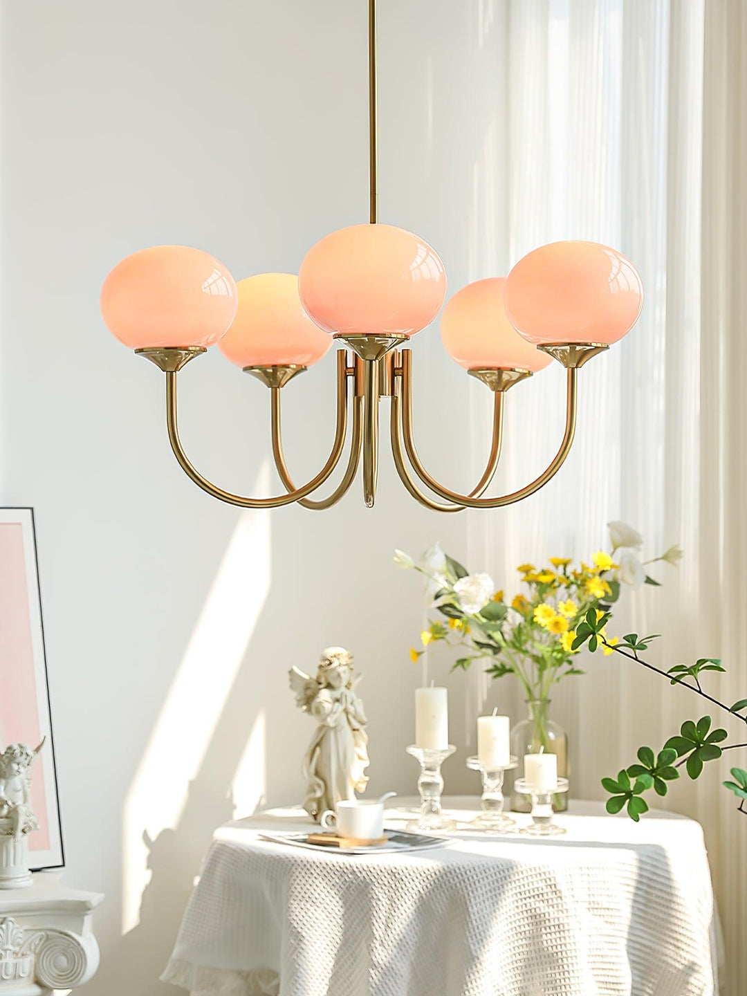 Lámpara de diseño Alora Marshmallow en dorado y cristal rosa para un comedor elegante.