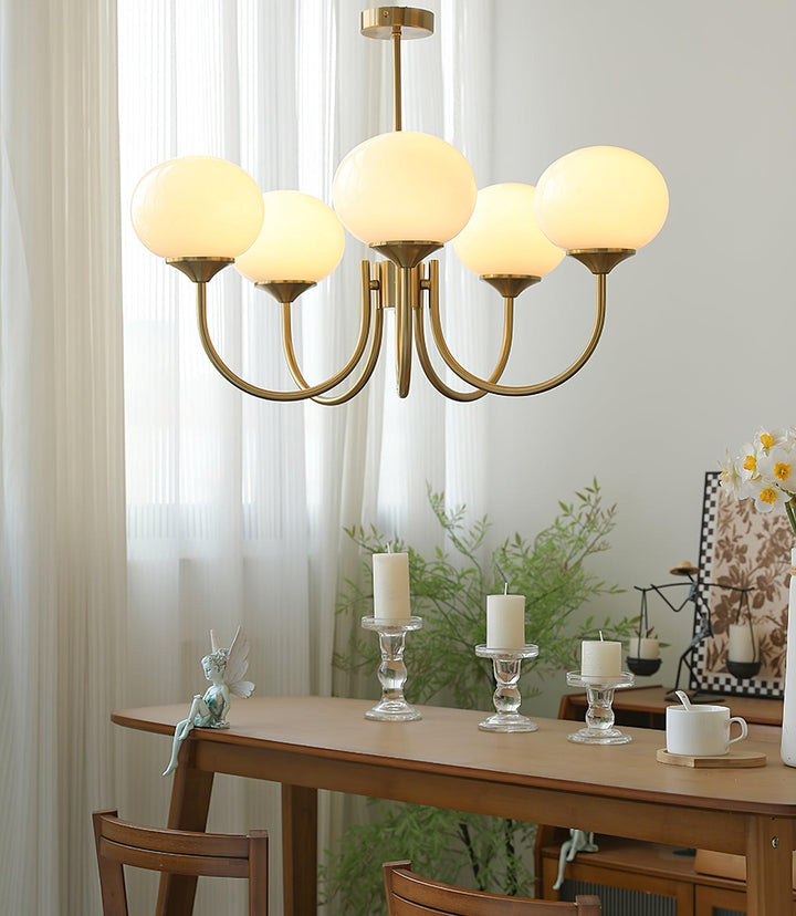 Pieza central: araña Alora Marshmallow en cristal rosa y dorado para decoración de interiores.