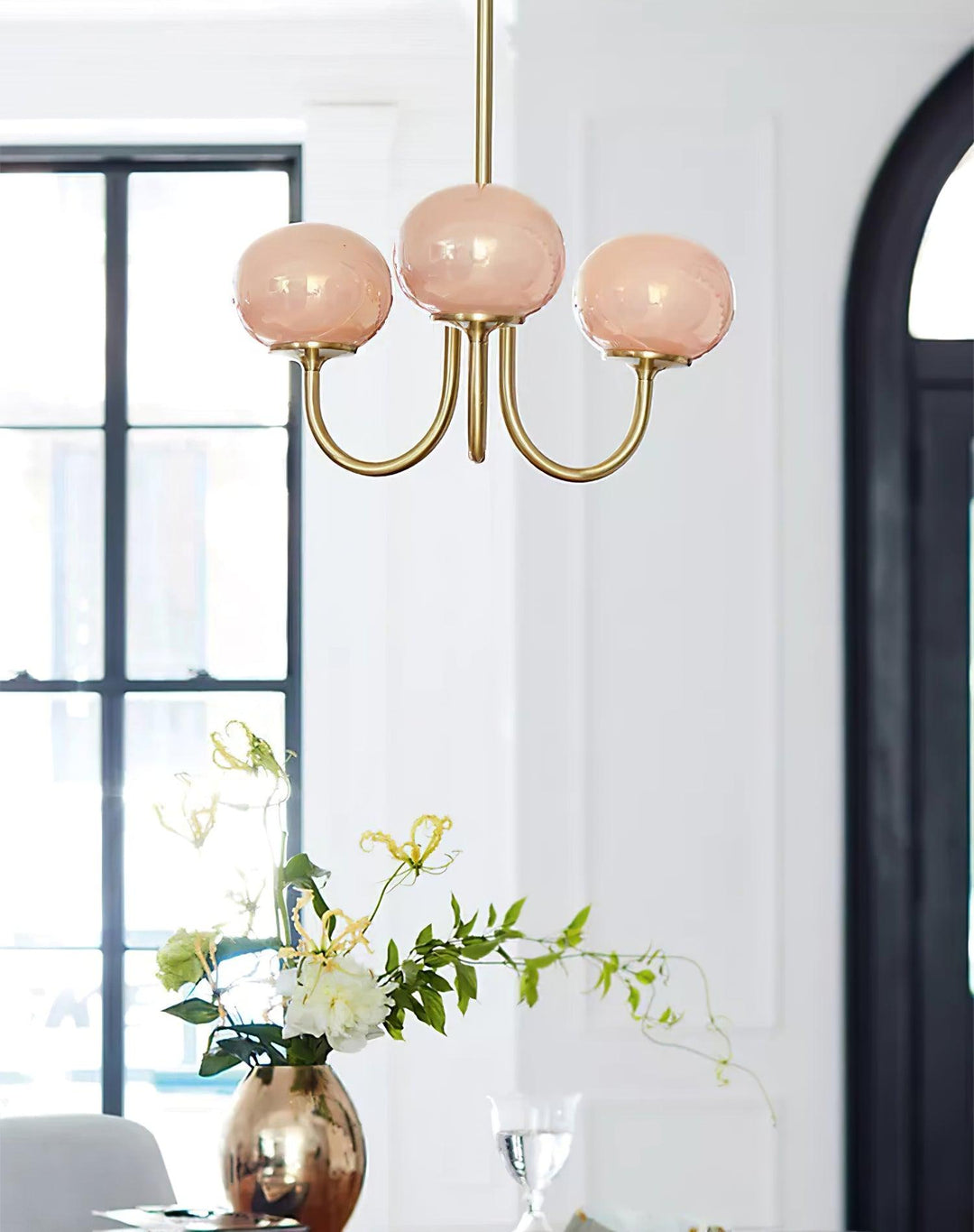 Araña de techo Alora Marshmallow: fusión de cristal rosa y metal dorado para un estilo único.