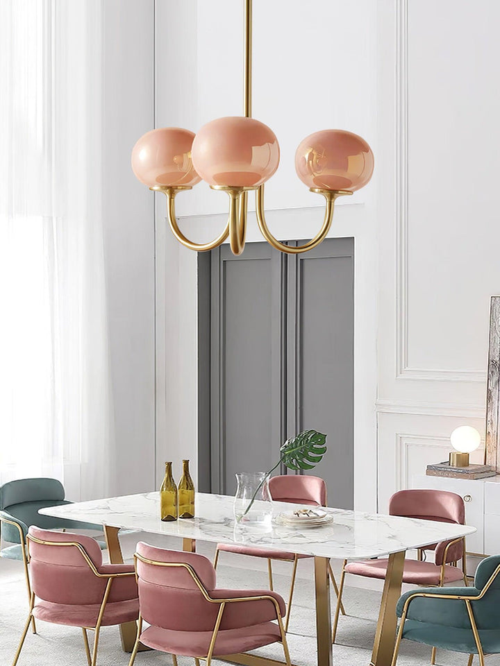 Araña Alora Marshmallow, diseño elegante con cristal rosa y dorado, perfecta para tu techo.