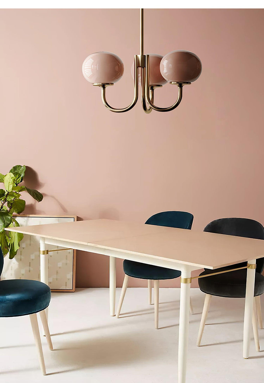 Lámpara moderna Alora Marshmallow, cristal rosa y estructura dorada para una iluminación suave.