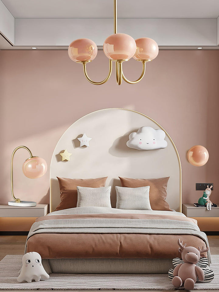 Araña Alora Marshmallow moderna para un hogar con estilo, cristal rosa y detalles dorados.