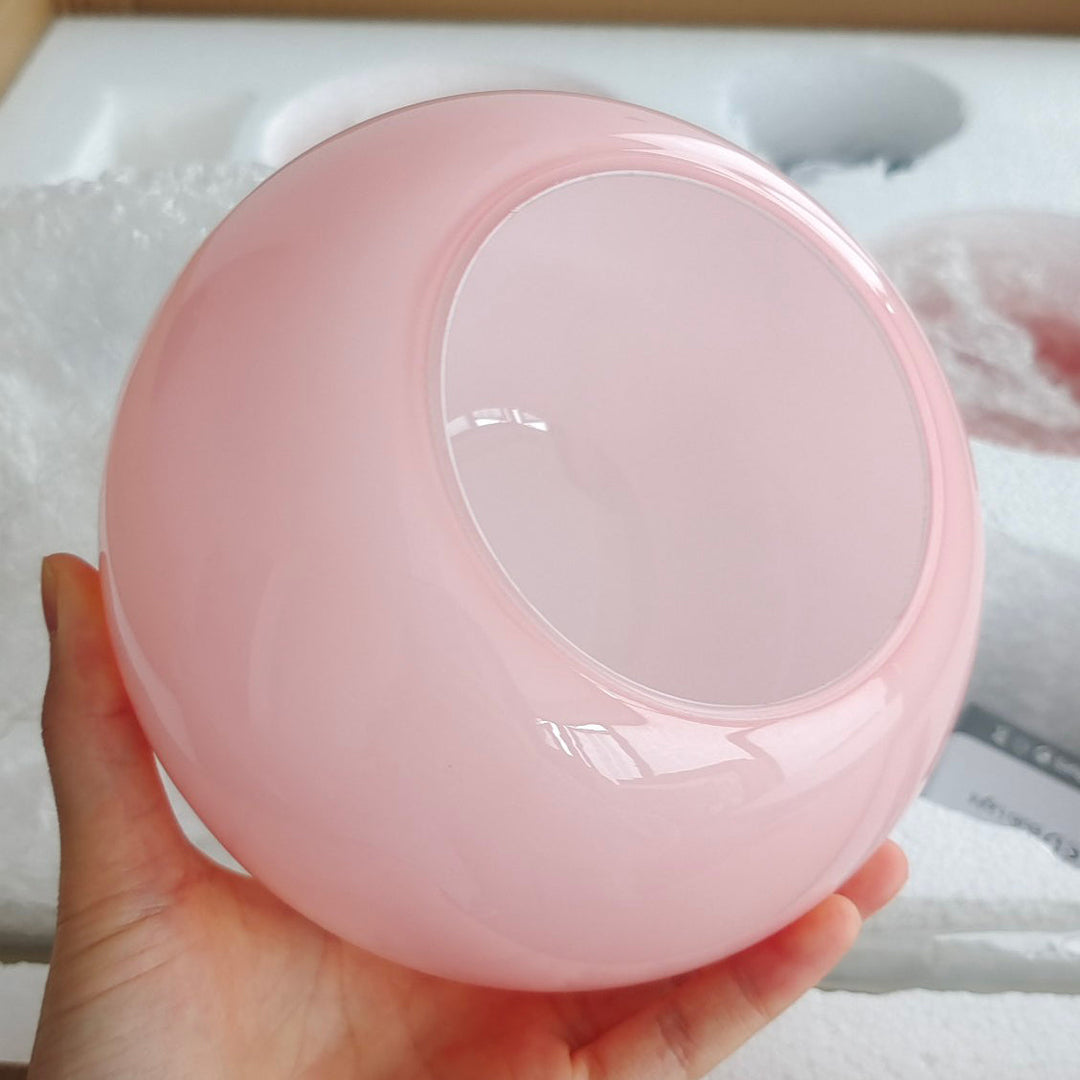 Iluminación funcional y estética: araña Alora Marshmallow con cristal rosa y dorado.
