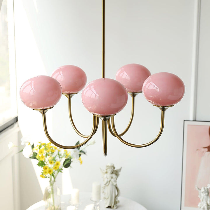Lámpara de techo Alora Marshmallow que ofrece una luz ambiental con cristal rosa y dorado.