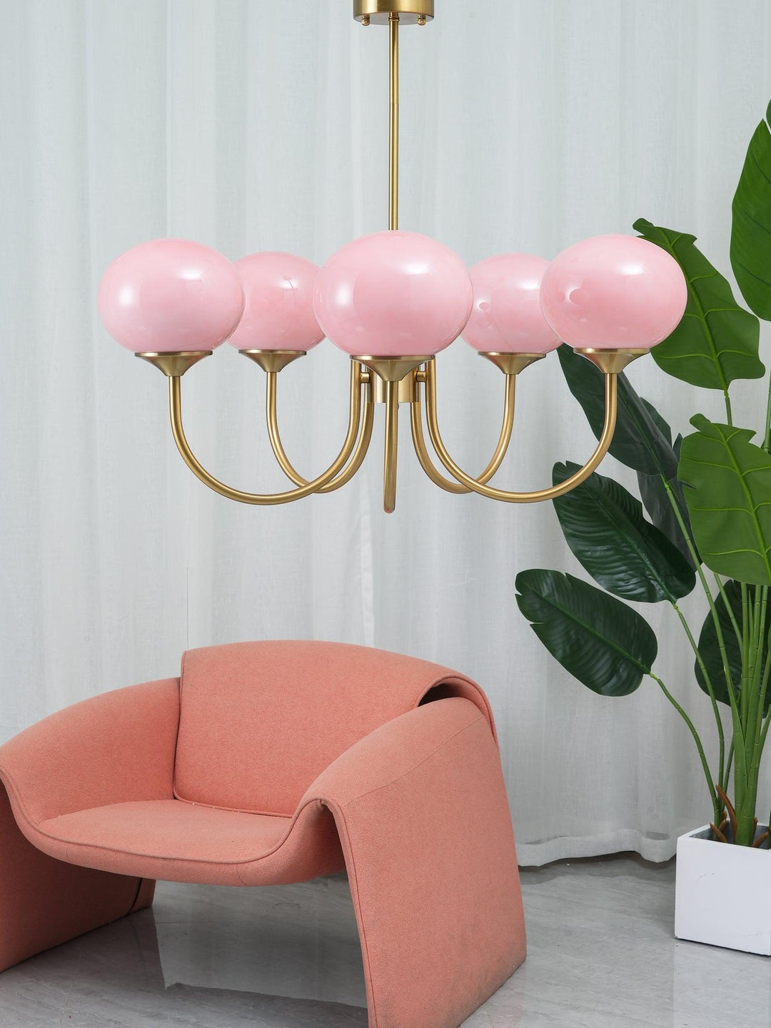 Elegante araña moderna Alora Marshmallow, iluminación de diseño en cristal rosa y dorado.